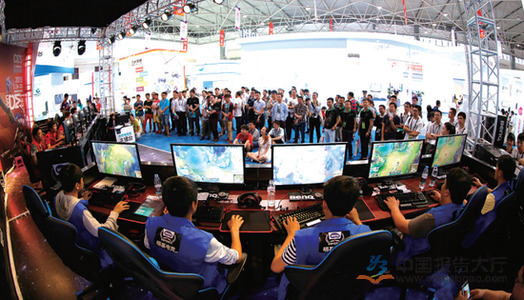 绷不住了巴拿马前锋绝杀美国，冲向解说席与亨利拥抱怒吼庆祝.