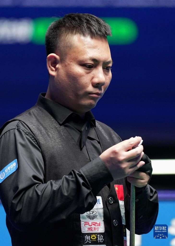 一架洒水飞 一架洒水飞